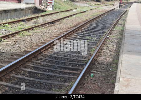 Ein Bahnhof in Colombo. Das Eisenbahnnetz wurde 1864 von den Briten eingeführt, und 1. Züge liefen am 27.. Dezember 1864 mit dem Bau der Hauptlinie von Colombo nach Ambepussa, 54 Kilometer östlich. Das Schienennetz von Sri Lanka ist 1.508 km (937 Meilen) lang und hat eine Breite von 5 Fuß 6 Zoll (1.676 mm). Einige der Routen sind landschaftlich reizvoll, wobei die Hauptlinie Wasserfälle, Berge, Teestandschaften, Pinienwälder, Brücken und Gipfelstationen passiert (oder überquert). Sri Lanka. Stockfoto