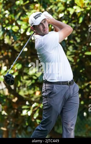 Atlanta, Georgia, USA. 28. August 2022. Patrick Cantlay schlägt das 13.-Loch während der Finalrunde der TOUR Championship im East Lake Golf Club ab. (Bild: © Debby Wong/ZUMA Press Wire) Stockfoto