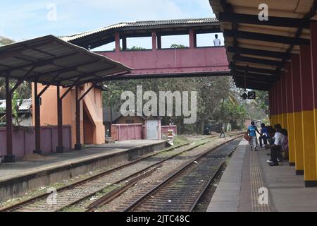 Ein Bahnhof in Colombo. Das Eisenbahnnetz wurde 1864 von den Briten eingeführt, und 1. Züge liefen am 27.. Dezember 1864 mit dem Bau der Hauptlinie von Colombo nach Ambepussa, 54 Kilometer östlich. Das Schienennetz von Sri Lanka ist 1.508 km (937 Meilen) lang und hat eine Breite von 5 Fuß 6 Zoll (1.676 mm). Einige der Routen sind landschaftlich reizvoll, wobei die Hauptlinie Wasserfälle, Berge, Teestandschaften, Pinienwälder, Brücken und Gipfelstationen passiert (oder überquert). Sri Lanka. Stockfoto