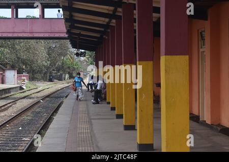 Ein Bahnhof in Colombo. Das Eisenbahnnetz wurde 1864 von den Briten eingeführt, und 1. Züge liefen am 27.. Dezember 1864 mit dem Bau der Hauptlinie von Colombo nach Ambepussa, 54 Kilometer östlich. Das Schienennetz von Sri Lanka ist 1.508 km (937 Meilen) lang und hat eine Breite von 5 Fuß 6 Zoll (1.676 mm). Einige der Routen sind landschaftlich reizvoll, wobei die Hauptlinie Wasserfälle, Berge, Teestandschaften, Pinienwälder, Brücken und Gipfelstationen passiert (oder überquert). Sri Lanka. Stockfoto