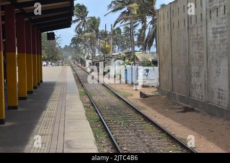 Ein Bahnhof in Colombo. Das Eisenbahnnetz wurde 1864 von den Briten eingeführt, und 1. Züge liefen am 27.. Dezember 1864 mit dem Bau der Hauptlinie von Colombo nach Ambepussa, 54 Kilometer östlich. Das Schienennetz von Sri Lanka ist 1.508 km (937 Meilen) lang und hat eine Breite von 5 Fuß 6 Zoll (1.676 mm). Einige der Routen sind landschaftlich reizvoll, wobei die Hauptlinie Wasserfälle, Berge, Teestandschaften, Pinienwälder, Brücken und Gipfelstationen passiert (oder überquert). Sri Lanka. Stockfoto