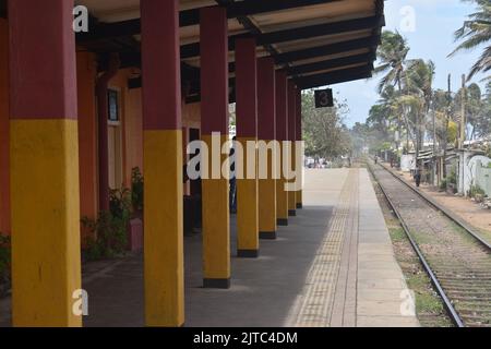 Ein Bahnhof in Colombo. Das Eisenbahnnetz wurde 1864 von den Briten eingeführt, und 1. Züge liefen am 27.. Dezember 1864 mit dem Bau der Hauptlinie von Colombo nach Ambepussa, 54 Kilometer östlich. Das Schienennetz von Sri Lanka ist 1.508 km (937 Meilen) lang und hat eine Breite von 5 Fuß 6 Zoll (1.676 mm). Einige der Routen sind landschaftlich reizvoll, wobei die Hauptlinie Wasserfälle, Berge, Teestandschaften, Pinienwälder, Brücken und Gipfelstationen passiert (oder überquert). Sri Lanka. Stockfoto