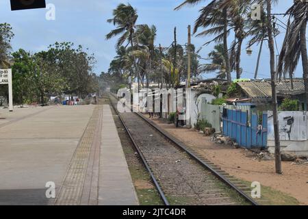 Ein Bahnhof in Colombo. Das Eisenbahnnetz wurde 1864 von den Briten eingeführt, und 1. Züge liefen am 27.. Dezember 1864 mit dem Bau der Hauptlinie von Colombo nach Ambepussa, 54 Kilometer östlich. Das Schienennetz von Sri Lanka ist 1.508 km (937 Meilen) lang und hat eine Breite von 5 Fuß 6 Zoll (1.676 mm). Einige der Routen sind landschaftlich reizvoll, wobei die Hauptlinie Wasserfälle, Berge, Teestandschaften, Pinienwälder, Brücken und Gipfelstationen passiert (oder überquert). Sri Lanka. Stockfoto