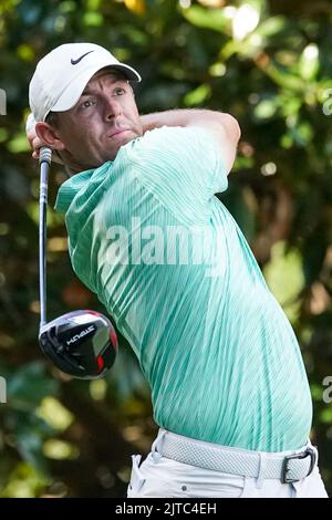 Atlanta, Georgia, USA. 28. August 2022. Rory McIlroy schlägt das 13.-Loch während der Endrunde der TOUR Championship im East Lake Golf Club ab. (Bild: © Debby Wong/ZUMA Press Wire) Stockfoto