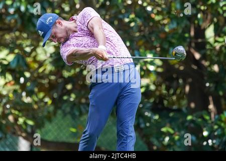 Atlanta, Georgia, USA. 28. August 2022. Xander Schauffele schlägt das 13.-Loch während der Finalrunde der TOUR Championship im East Lake Golf Club ab. (Bild: © Debby Wong/ZUMA Press Wire) Stockfoto