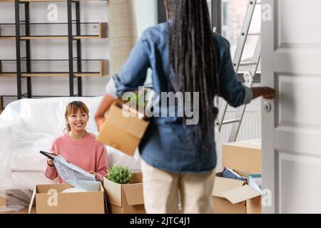 Frau Auspacken Boxen und Umzug in ein neues Zuhause Stockfoto