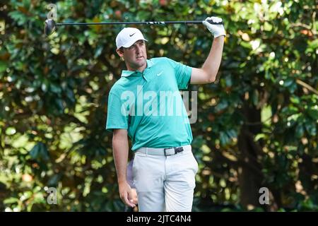 Atlanta, Georgia, USA. 28. August 2022. Scottie Scheffler schlägt während der Endrunde der TOUR Championship im East Lake Golf Club das 13.-Loch ab. (Bild: © Debby Wong/ZUMA Press Wire) Stockfoto