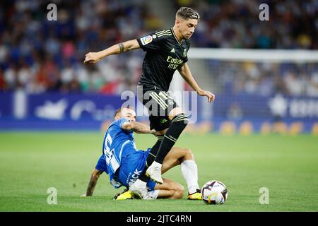 Fede Valverde von Real Madrid und Sergi Darder von RCD Espanyol während des Fußballspiels der spanischen Meisterschaft La Liga zwischen RCD Espanyol und Real Madrid am 28. August 2022 im RCD-Stadion in Cornella, Spanien - Foto: Xavi Bonilla/DPPI/LiveMedia Stockfoto