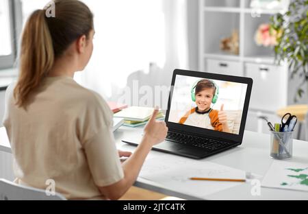 Lehrer mit Laptop mit Online-Kurs zu Hause Stockfoto