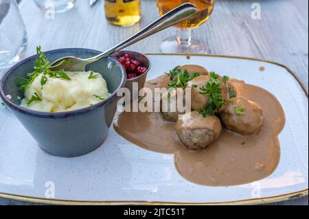 Klassische schwedische Fleischbällchen mit Kartoffelpüree und Preiselbeeren. Stockfoto