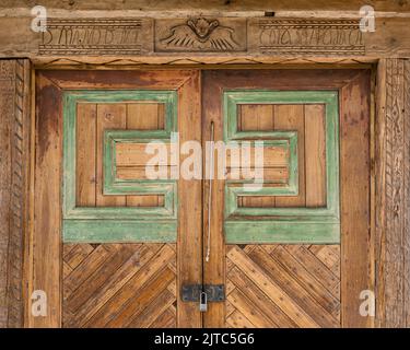 Alte hölzerne Eingangstüren an der Kirche San Jose de Gracia auf dem hauptplatz von Las Trampas, New Mexico Stockfoto