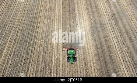 Luftaufnahme eines Traktors, der ein Feld pflügt Stockfoto