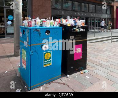 Überfließende Abfalleimer auf dem Bürgersteig in der Buchanan Street, außerhalb der Buchanan Galleries im Zentrum von Glasgow, während eines Streiks von Müllsammlern des Rates. Stockfoto