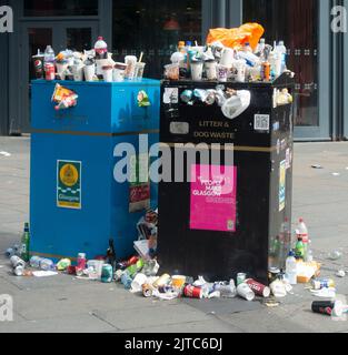 Überfließende Abfalleimer mit vollen Plastiktüten auf dem Bürgersteig vor dem Busbahnhof Buchanan, Glasgow, während eines Streiks von Müllsammlern des Rates. Stockfoto