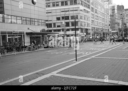 New York, NY, USA - 29. August 2022: Ein Weitwinkel-Blick auf die kommerziellen Aktivitäten in der E 14. St und am Broadway gegenüber vom Union Square Stockfoto