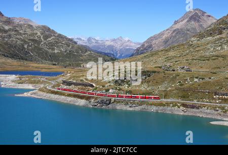 3513 fährt am 22,8.22 entlang der Rhätischen Bahn bei Ospizio Bernina. Stockfoto