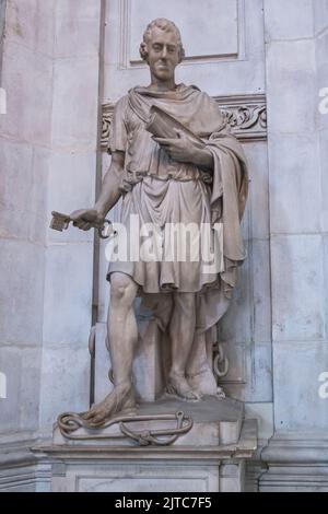 London, England, Großbritannien - 6. Juli 2022: St. Paul's Cathedral. Die Nahaufnahme des John Howard-Denkmals ist eine Marmorstatue, in der der Mann den Schlüssel und die Schrift auf p hält Stockfoto