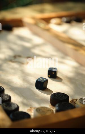 Ein offenes Brett zum Spielen von Backgammon Stockfoto