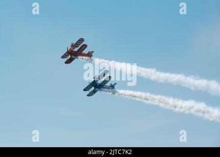 Die AeroSuperBatics Wingwalkers werden während der Blackpool Air Show am 13.. August 2022 in Blackpool gezeigt Stockfoto