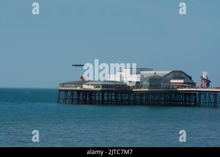 RAF BBMF (Battle of Britain Memorial Flight) Flugzeug fliegt über North Pier in Blackpool im Rahmen der Blackpool Air Show, 13.. August 2022 Stockfoto