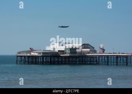 RAF BBMF (Battle of Britain Memorial Flight) Flugzeug fliegt über North Pier in Blackpool im Rahmen der Blackpool Air Show, 13.. August 2022 Stockfoto