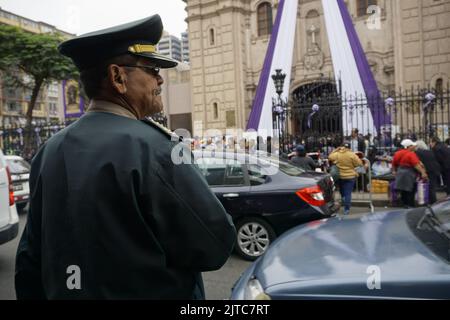 Polizeibeamter, der vor der Kirche und dem Kloster von Las Nazarenas während der Oktoberfeste und Prozessionen des Herrn der Wunder wacht Stockfoto