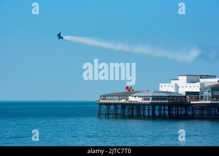 Rich Goodwin im Muscle Biplane Sabio G-JPIT Jet Pitts fliegen über North Pier in Blackpool, während der Blackpool Air Show, 13.. August 2022 Stockfoto
