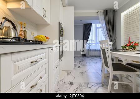Weiße Küche im klassischen Stil kurz vor Weihnachten Stockfoto