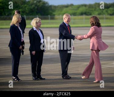 Kennedy Space Center, Vereinigte Staaten von Amerika. 29. August 2022. Janet Petro, Direktorin des Kennedy Space Center, links, der stellvertretende NASA-Administrator Pam Melroy und der NASA-Administrator Bill Nelson, begrüßen Vizepräsidentin Kamala Harris bei der Start- und Landeeinrichtung, um den Start der SLS-Rakete im Kennedy Space Center am 29. August 2022 in Cape Canaveral, Florida, zu beobachten. Der Countdown für den Test des unbemundeten Fluges wurde später angehalten, nachdem ein Problem mit dem Kraftstoffsystem eine längere Verzögerung verursachte. Quelle: Bill Ingalls/NASA/Alamy Live News Stockfoto