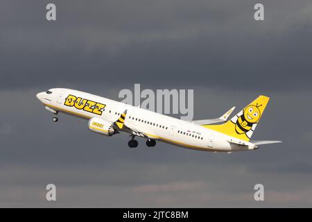 Buzz Air, Boeing 737 SP-RZA, Abflug am Flughafen London Stansted, Essex, Großbritannien Stockfoto