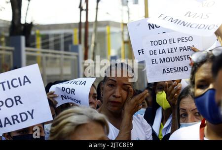 Valencia, Carabobo, Venezuela. 29. August 2022. Verwandte, Ärzte und Menschen protestieren vor Gericht, um Gerechtigkeit für den Mord an dem Arzt Nardi Mora zu fordern, der im Enmontado-Gebiet der Bildungseinheit Guerra Mendez, wo südlich der Stadt Valencia ein medizinisches Büro arbeitet, zerstückelt und begraben wurde. (Bild: © Juan Carlos Hernandez/ZUMA Press Wire) Stockfoto