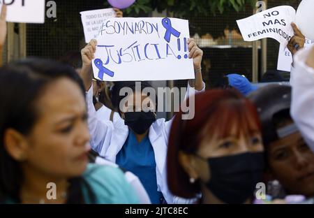 Valencia, Carabobo, Venezuela. 29. August 2022. Verwandte, Ärzte und Menschen protestieren vor Gericht, um Gerechtigkeit für den Mord an dem Arzt Nardi Mora zu fordern, der im Enmontado-Gebiet der Bildungseinheit Guerra Mendez, wo südlich der Stadt Valencia ein medizinisches Büro arbeitet, zerstückelt und begraben wurde. (Bild: © Juan Carlos Hernandez/ZUMA Press Wire) Stockfoto