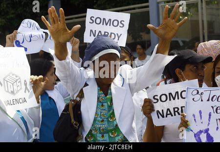 Valencia, Carabobo, Venezuela. 29. August 2022. Verwandte, Ärzte und Menschen protestieren vor Gericht, um Gerechtigkeit für den Mord an dem Arzt Nardi Mora zu fordern, der im Enmontado-Gebiet der Bildungseinheit Guerra Mendez, wo südlich der Stadt Valencia ein medizinisches Büro arbeitet, zerstückelt und begraben wurde. (Bild: © Juan Carlos Hernandez/ZUMA Press Wire) Stockfoto