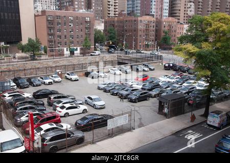 Parkplatz im Freien in Midtown, Murray Hill, New York City, USA. Stockfoto