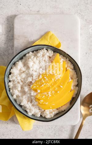 Frische reife Mango und klebriger Reis mit Kokosmilch Stockfoto