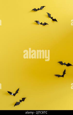 halloween Deko Konzept - schwarze Fledermäuse auf weißem Beton Hintergrund Stockfoto