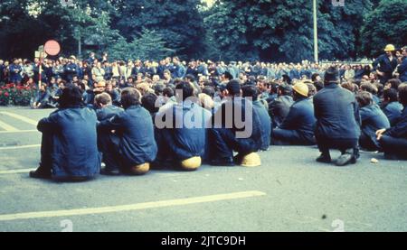 31. August 1980, Danzig, Polen: Tausende Sitzstreiker vor den Toren der Lenin-Werft im Juli 1980 erhöhte die polnische Regierung die Preise für Lebensmittel und andere Güter, während sie das Lohnwachstum eindämmte, was es vielen Polen schwer machte, sich die grundlegenden Notwendigkeiten zu leisten. Inmitten der zunehmenden Spannungen und Wirtschaftskrise führte Lech Walesa, ein ehemaliger entlassenen Elektriker und Gewerkschaftsaktivist, über 17.000 Werftarbeiter zu einem Sitzstreik, der Solidarity, der ersten unabhängigen Gewerkschaft, die sich in einem sowjetischen Block-Land entwickelte, das Sympathie von westlichen Führern und Feindseligkeit von Mos erregte Stockfoto