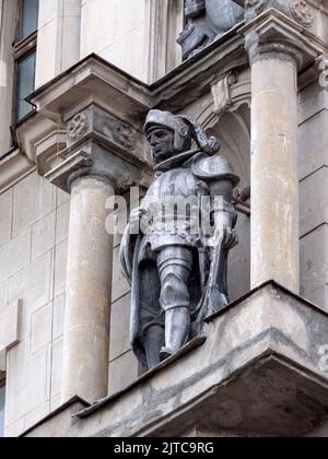 MOSKAU, RUSSLAND - 02. Mai 2021: Die Figur eines Ritters auf dem Arbat, an der Fassade des Gebäudes gegenüber dem Wachtangov-Theater gelegen. Stockfoto