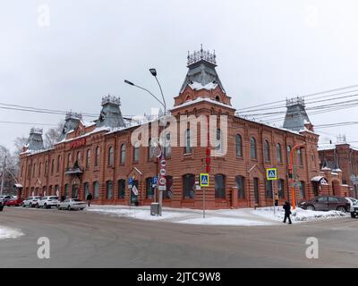 BARNAUL - DEZEMBER 19 Store Red Monument of architecture of beginning of XX centuryon 19. Dezember 2019 in Barnaul, Russland. Stockfoto