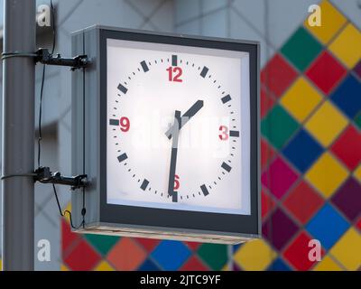 Ein Quadrat street Uhr zeigt eine Stunde 30 Minuten. Stockfoto