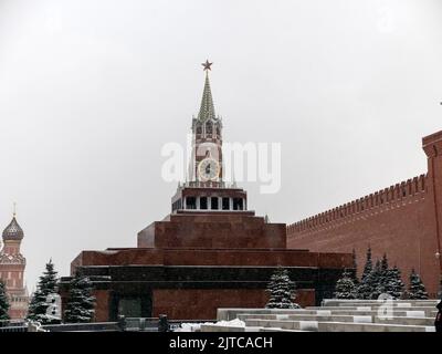 Morgen des Spasskaya-Turms auf dem Roten Platz in Moskau. Stockfoto