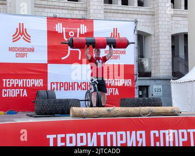 MOSKAU, RUSSLAND - 14. JULI 2018: Man Powerlifter Rekordgewicht im Powerlifting-Wettbewerb, Moskauer Sportfestival. Stockfoto