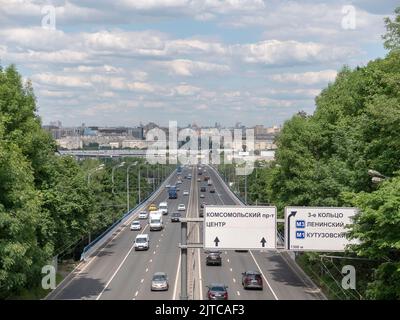 Russland, Moskau 23. Mai 2020, Luzhnetskiy(Luzhniki Metro-Brücke auf den Sparrow Hills. Stockfoto