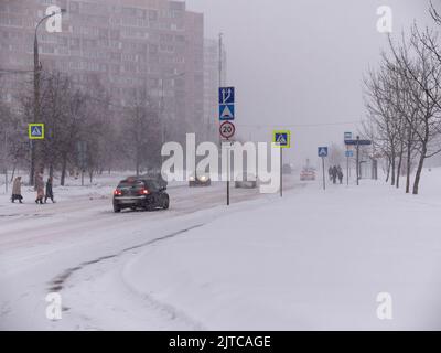 Moskau - 10. Januar: Verkehr auf der Straße bei einem Schneefall am 10. Januar 2018 in Moskau, Russland. Stockfoto