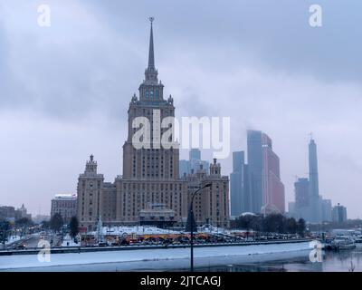 MOSKAU, RUSSLAND - JANUAR 27 2020: Der Blick auf das Hotel Ukraine und den Fluss Moskau am 27. Januar 2020 in Moskau, Russland Stockfoto