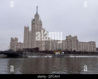 Elite-Apartmenthaus am Kotelnicheskaya-Ufer in Moskau, Russland, im stalinistischen Wolkenkratzer. Stockfoto