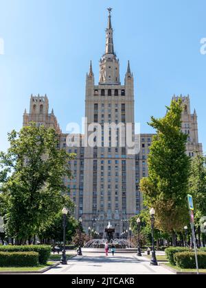 Russland. Moskau. 18. August 2022. Das Gebäude der Wolkenkratzer am Kudrinskaya-Platz. Stockfoto