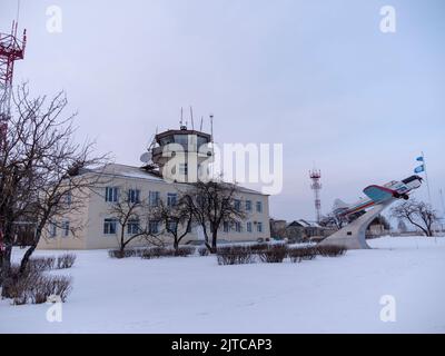SASOVO, RUSSLAND - 09. FEBRUAR 2018: Flugzeug Yak-18 auf einem Sockel am Flughafen am 09. Februar 2018 in Moskau, Russland. Stockfoto