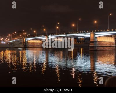 RUSSLAND. MOSKAU - 5. November 2014. Böschung des Moskauer Flusses. Ein großer Stein Bolschoy Kamenny Brücke Kreml. Stockfoto