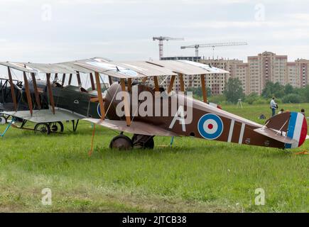 Balashikha, Region Moskau, Russland - 25. Mai 2021: Reproduktion Sopwith F1 Kamel auf einem Flugplatz von Tschyornoe beim Luftfahrtfestival Sky Theory and Practic Stockfoto